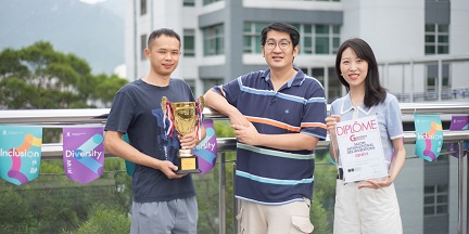   
		(From left) Professor Chen Shih-chi and post-doctoral research fellows Zhong Qiuyuan and Xu Xiayi  emerged winners of the CUHK’s 2022 Entrepreneurship Competition.	 
